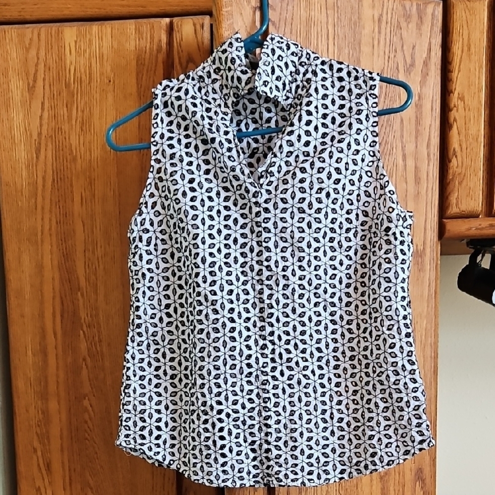 Black and White Sleeveless Button Down Shirt with Mandarin Collar